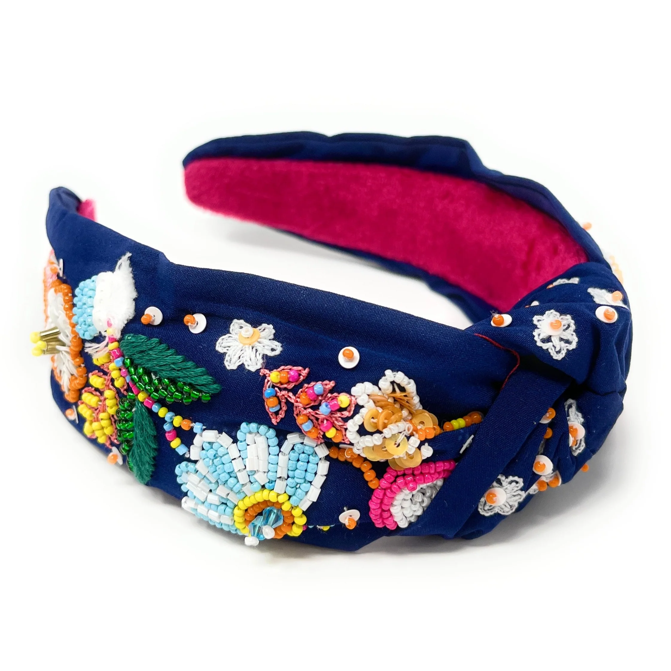 What kind of design does the headband feature?