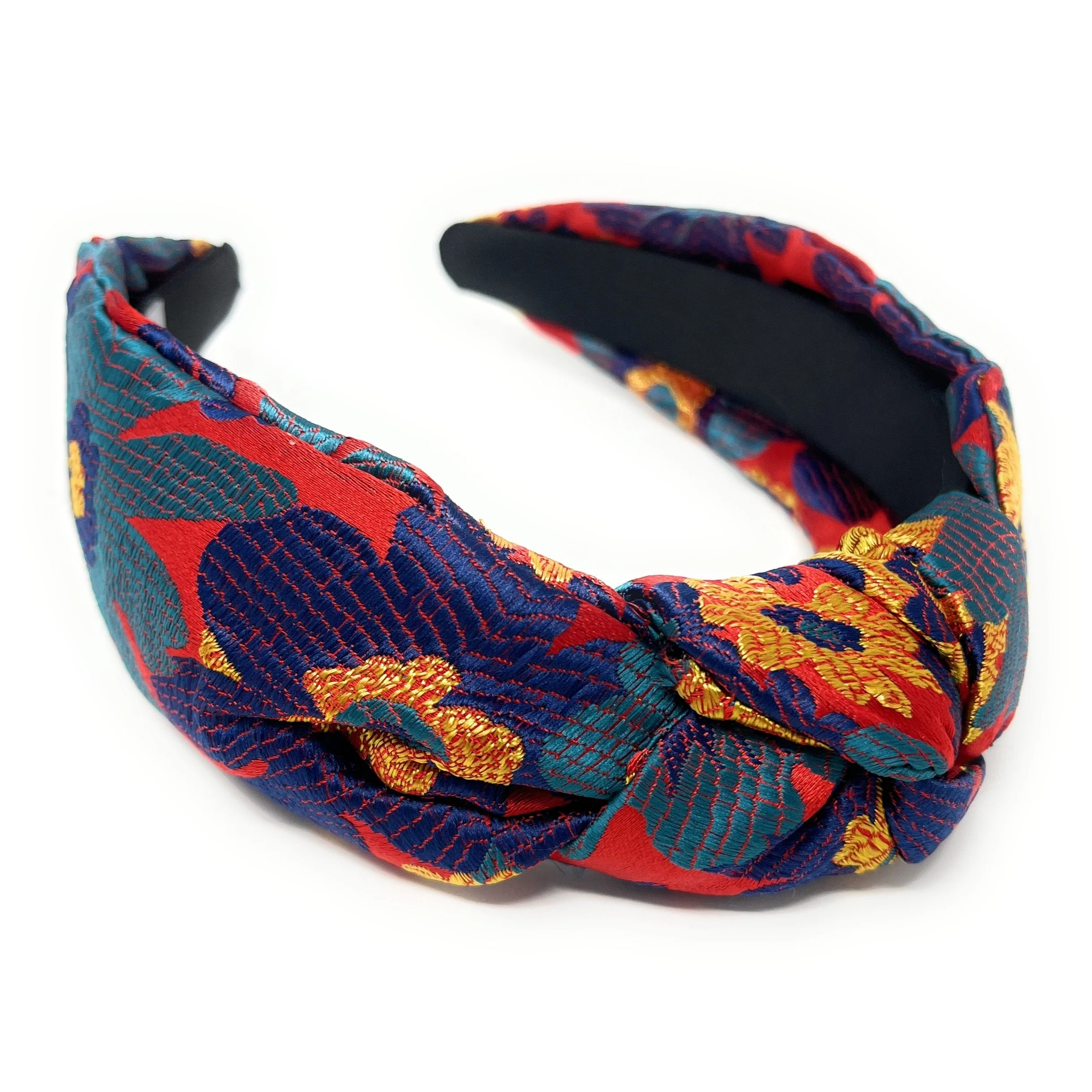 Does the headband feature a knot design?