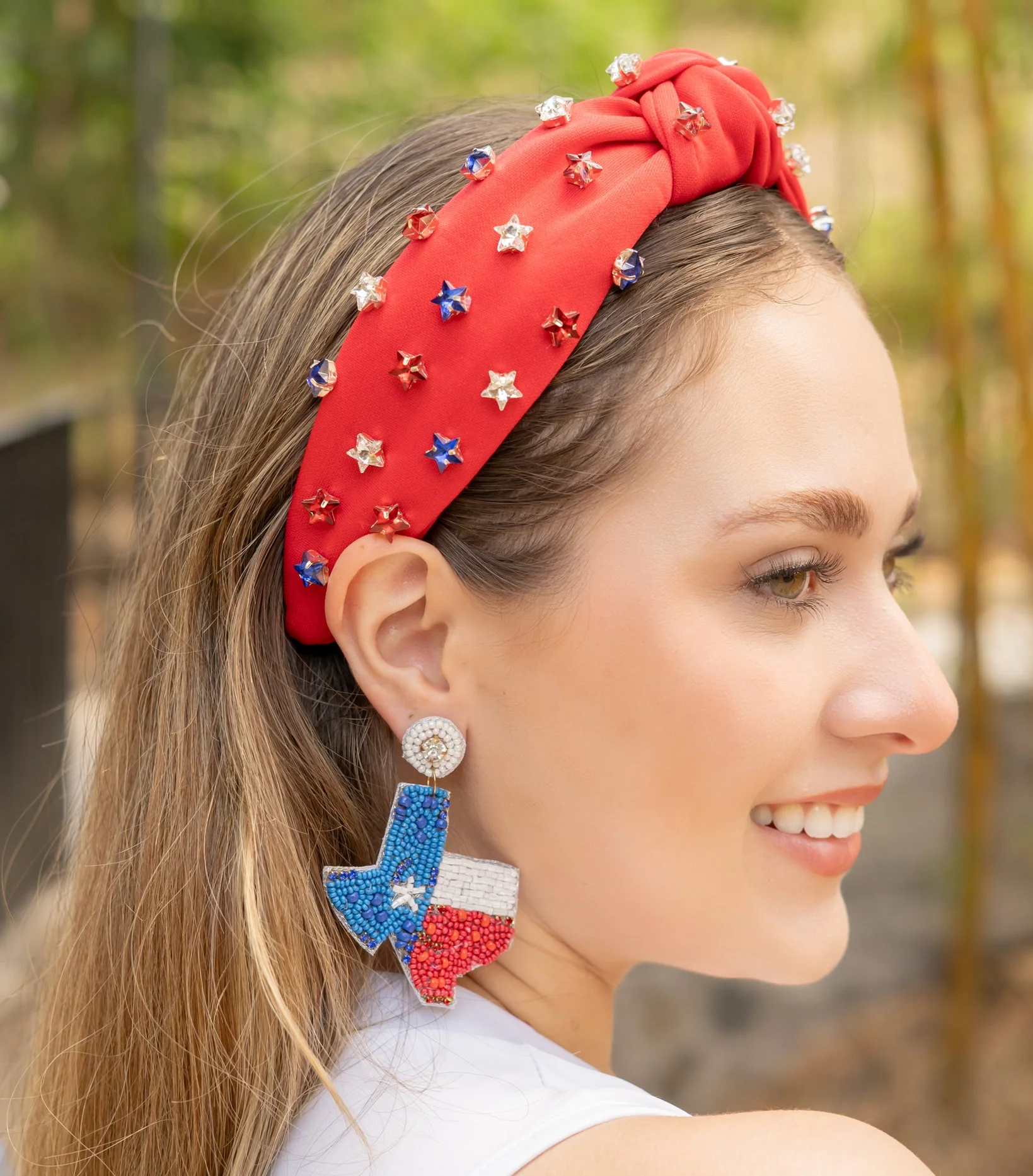 What decorative features does the headband have?