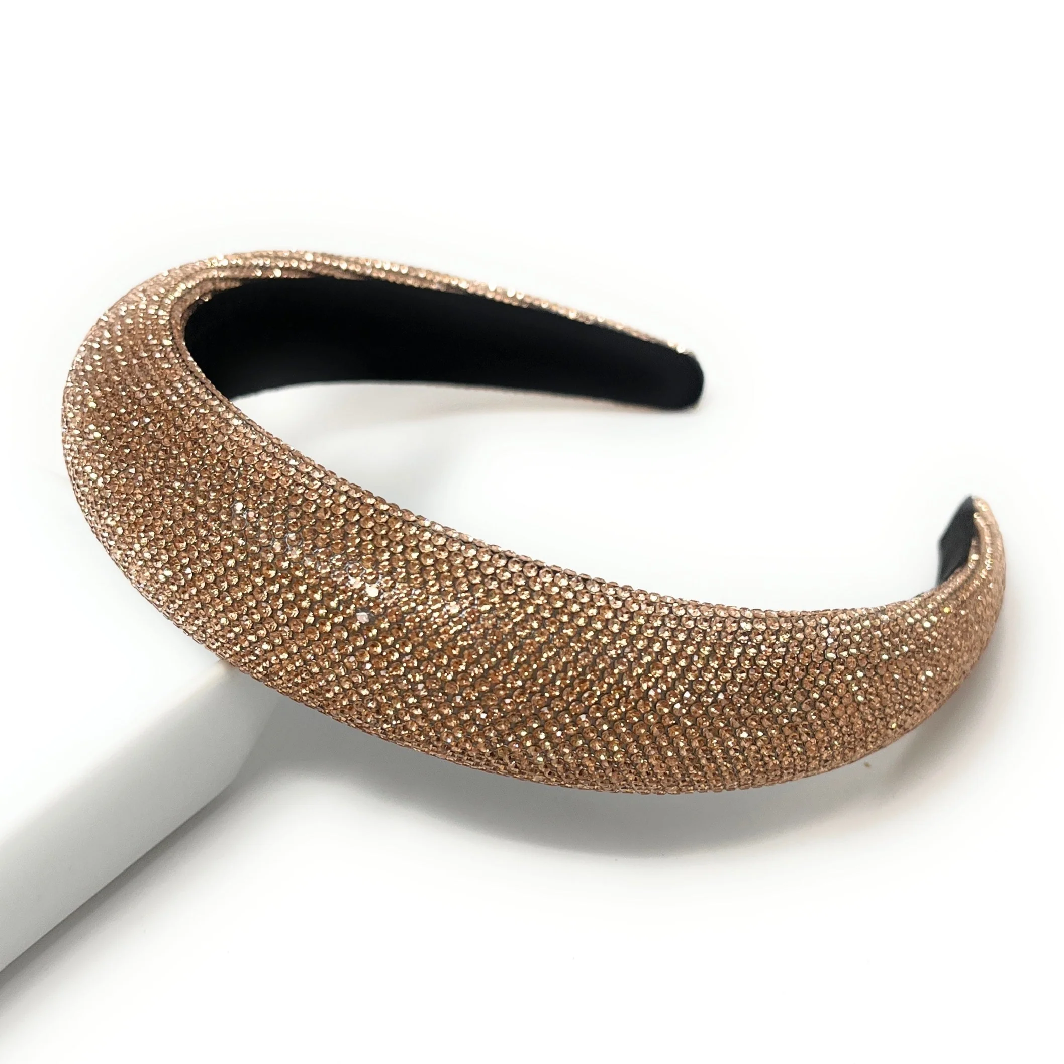 For what occasions is the headband suitable?